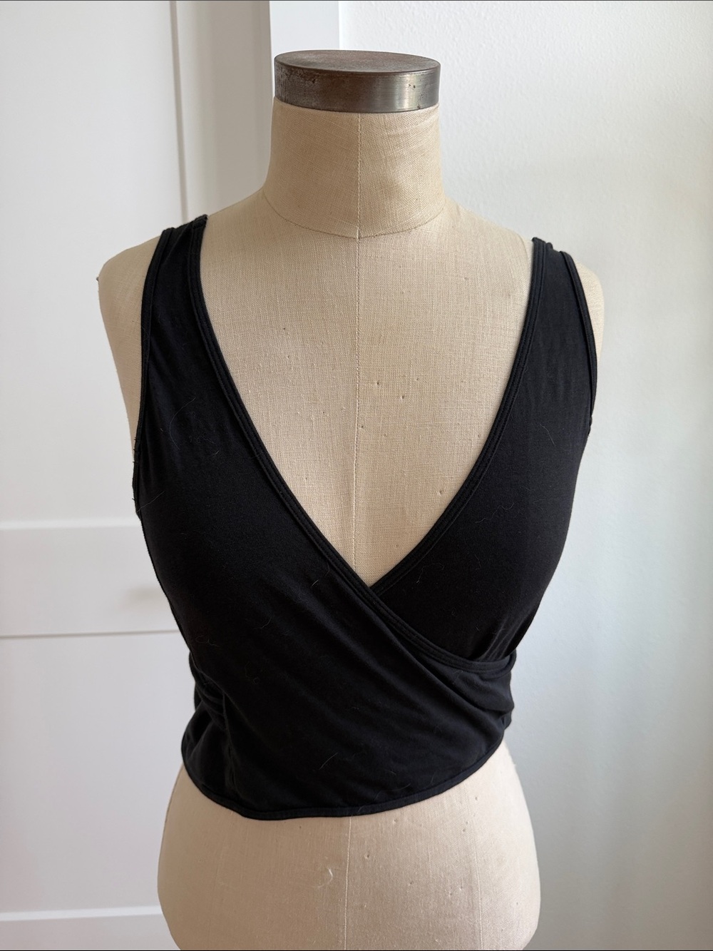 Lululemon womens Black Wrap Tank Crop Top size 4